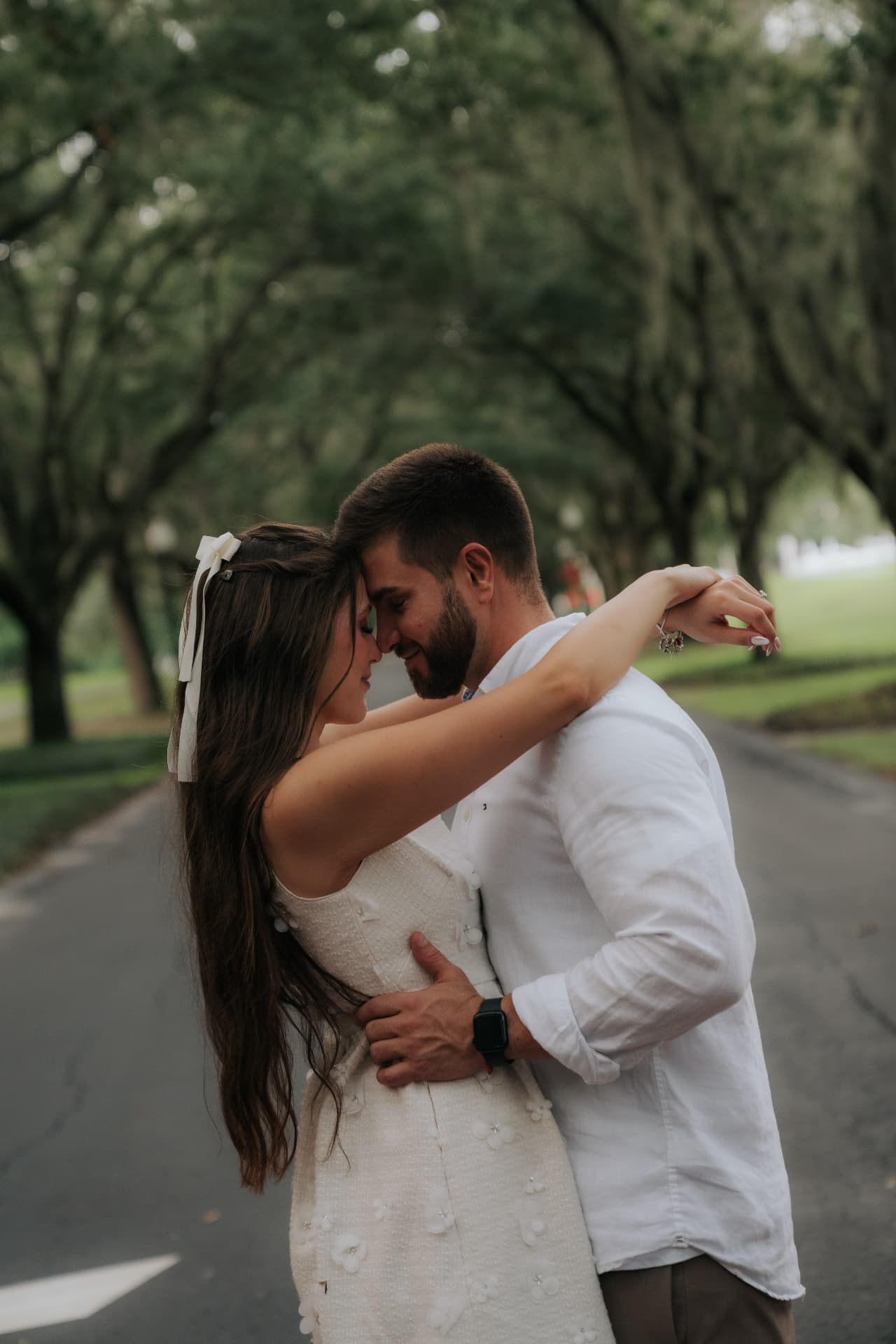 Jenni e Pedro abraçados na alameda, testa com testa