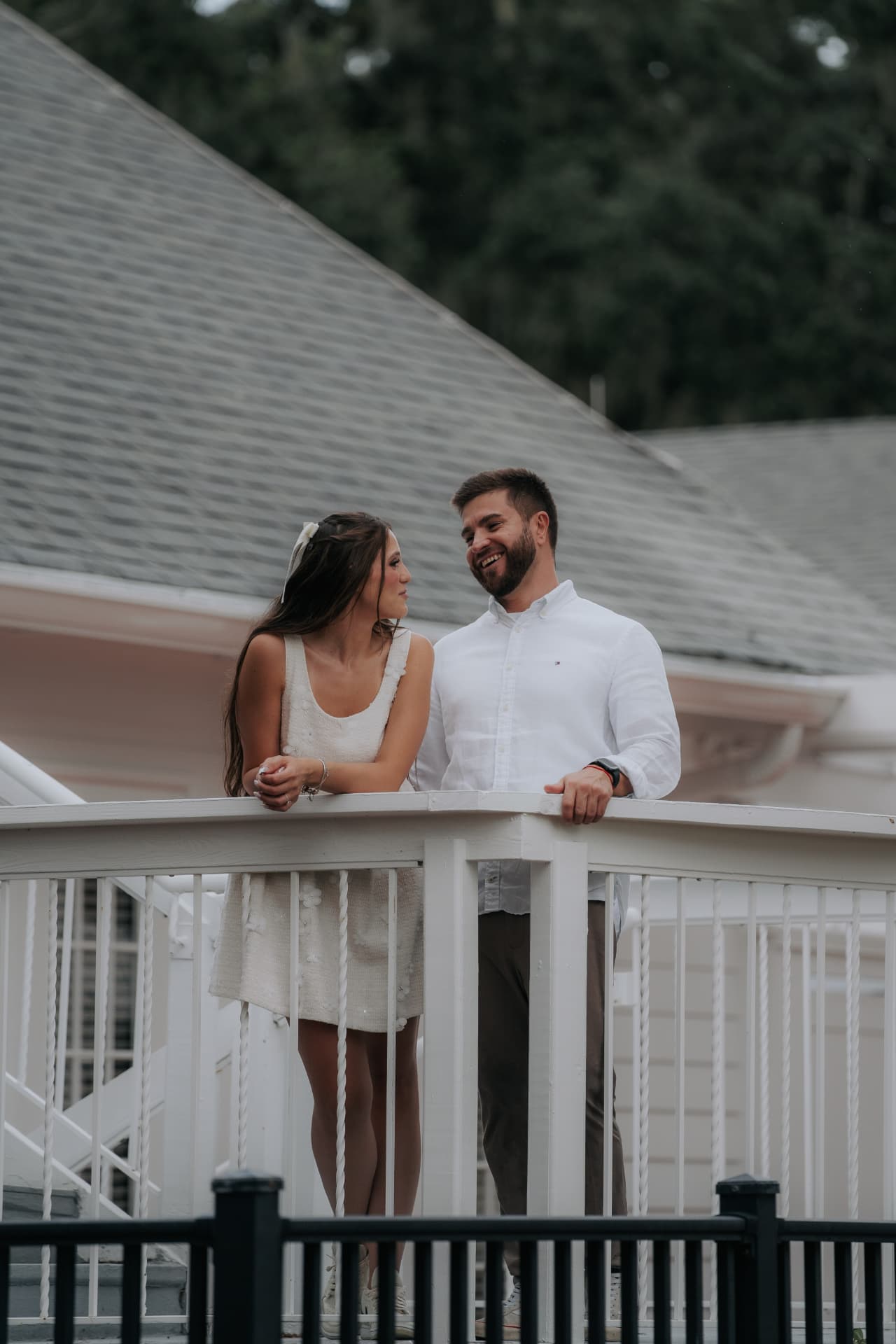 Jenni e Pedro a sorrirem na varanda branca